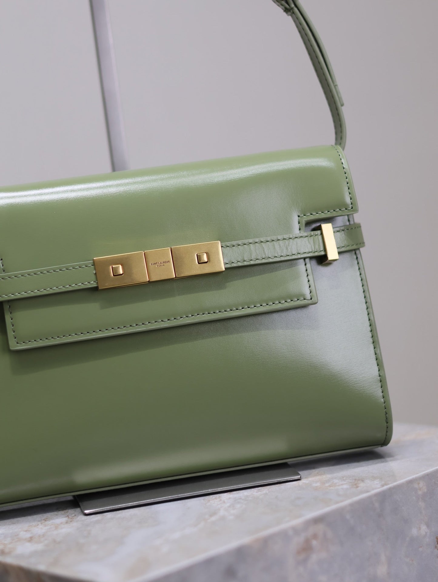 MANHATTAN SMALL 24 EN CUIR D'AGNEAU LISSE VERT OLIVE QUINCAILLERIE DORÉ