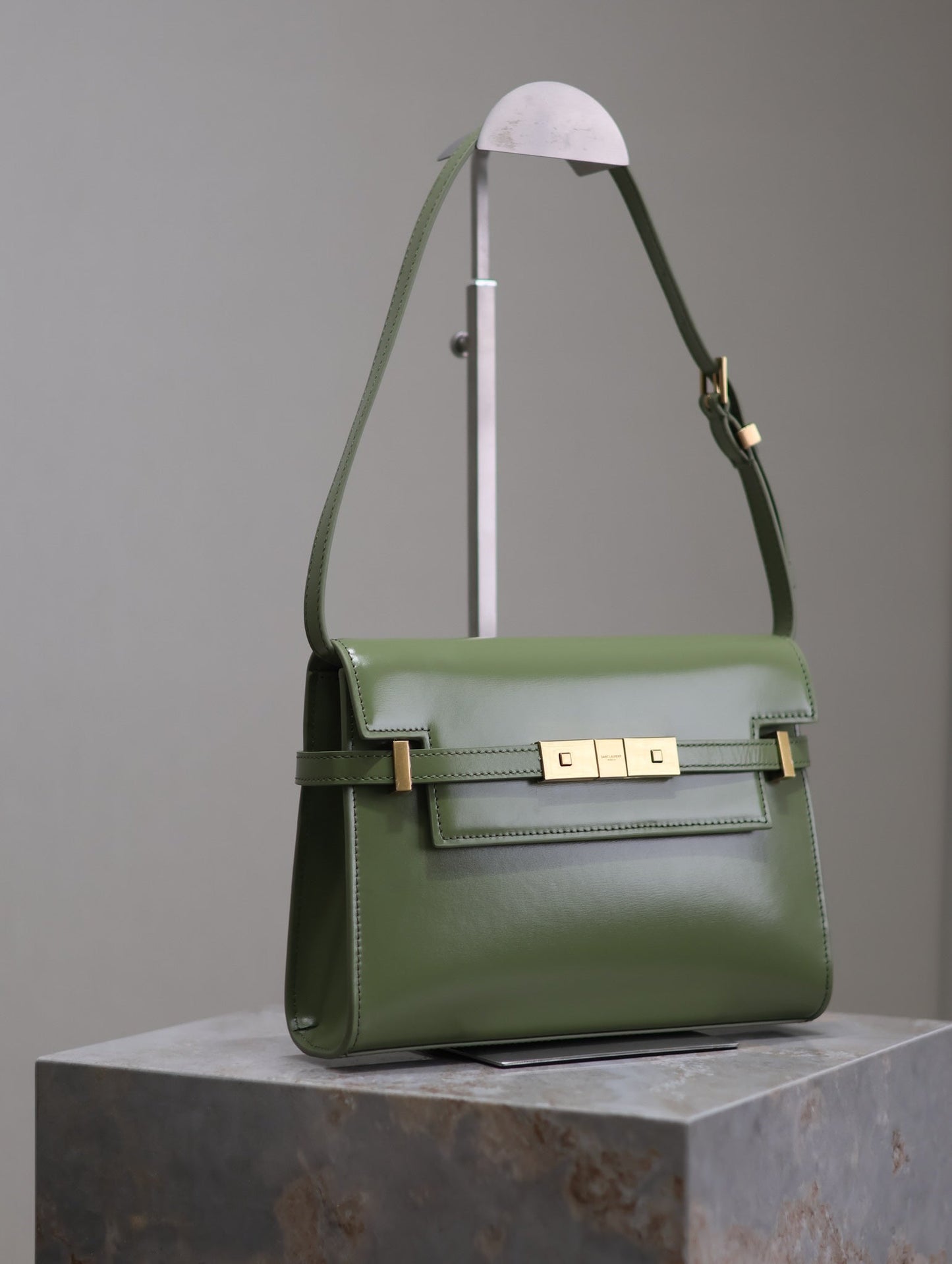 MANHATTAN SMALL 24 EN CUIR D'AGNEAU LISSE VERT OLIVE QUINCAILLERIE DORÉ