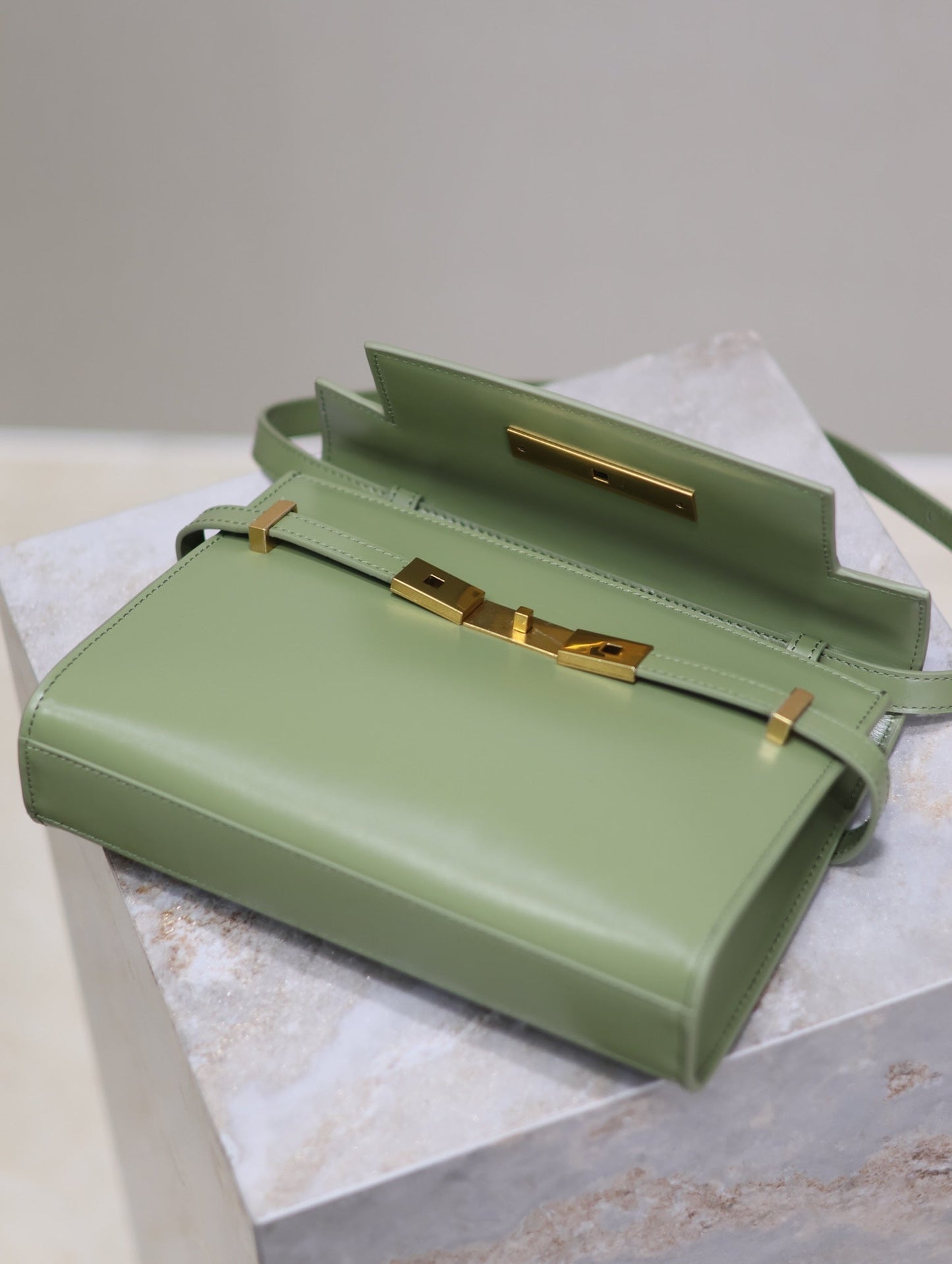 MANHATTAN SMALL 24 EN CUIR D'AGNEAU LISSE VERT OLIVE QUINCAILLERIE DORÉ