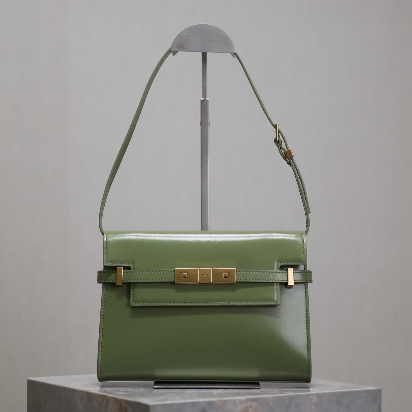 MANHATTAN SMALL 24 EN CUIR D'AGNEAU LISSE VERT OLIVE QUINCAILLERIE DORÉ