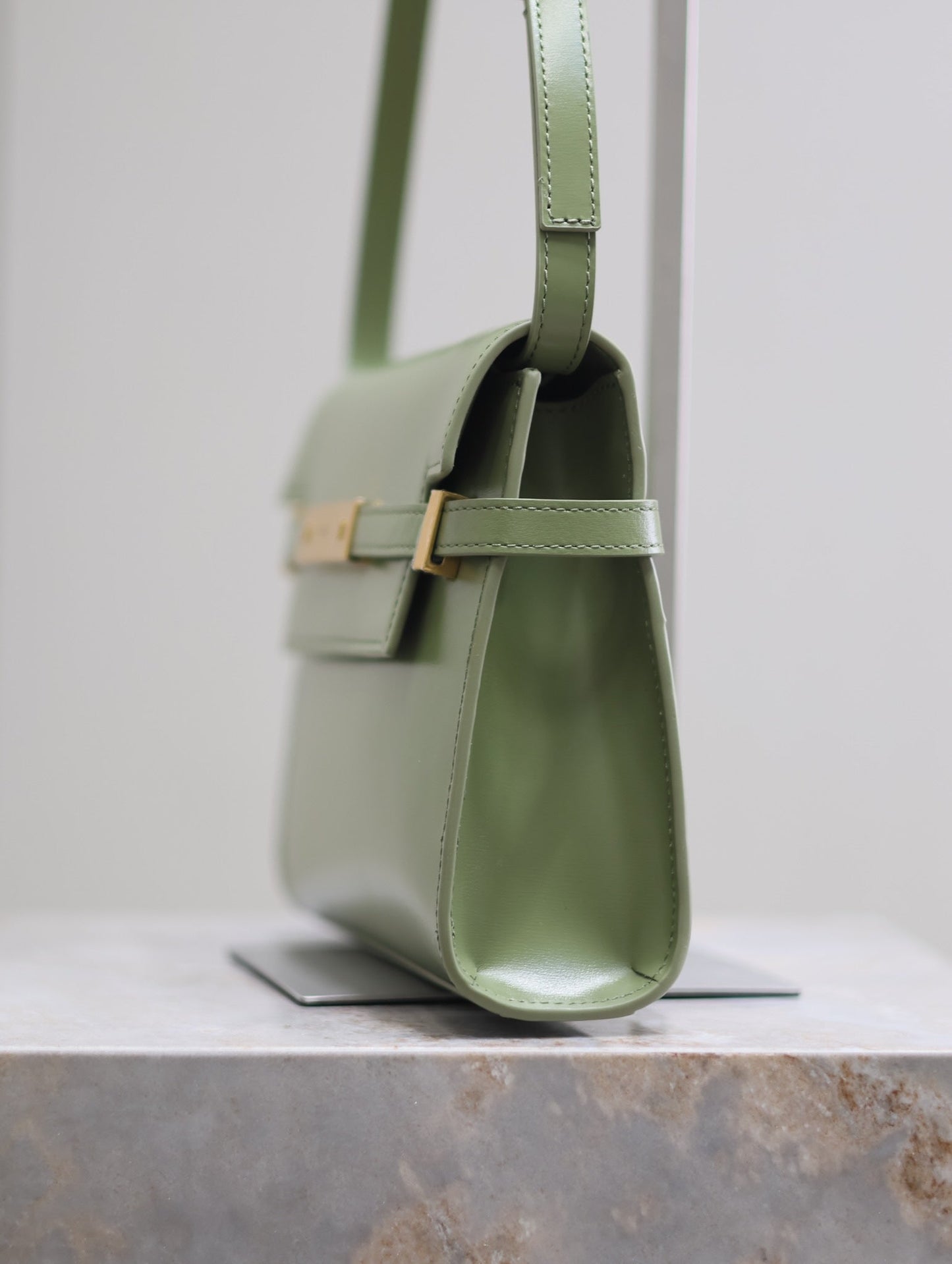 MANHATTAN SMALL 24 EN CUIR D'AGNEAU LISSE VERT OLIVE QUINCAILLERIE DORÉ