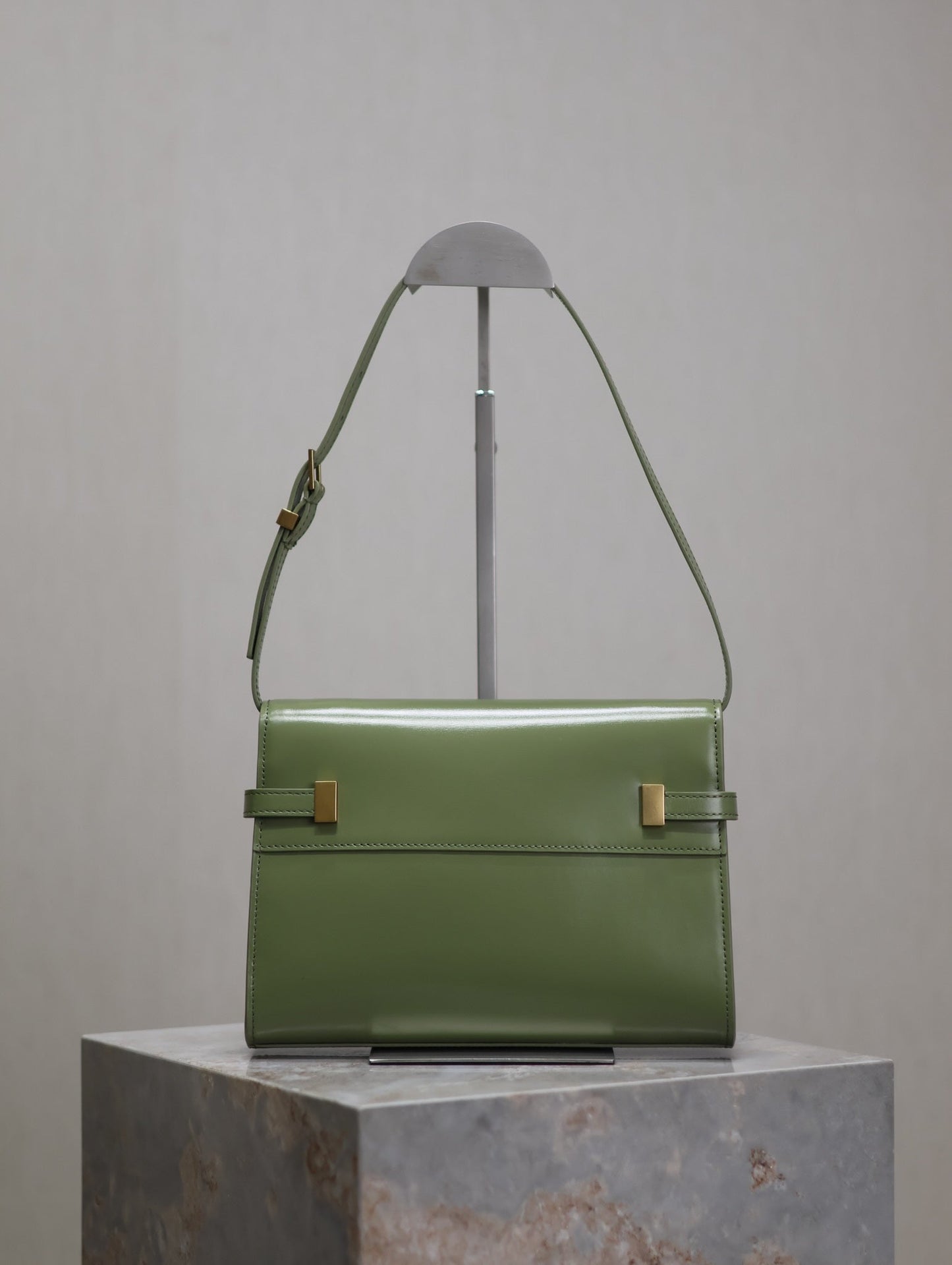 MANHATTAN SMALL 24 EN CUIR D'AGNEAU LISSE VERT OLIVE QUINCAILLERIE DORÉ