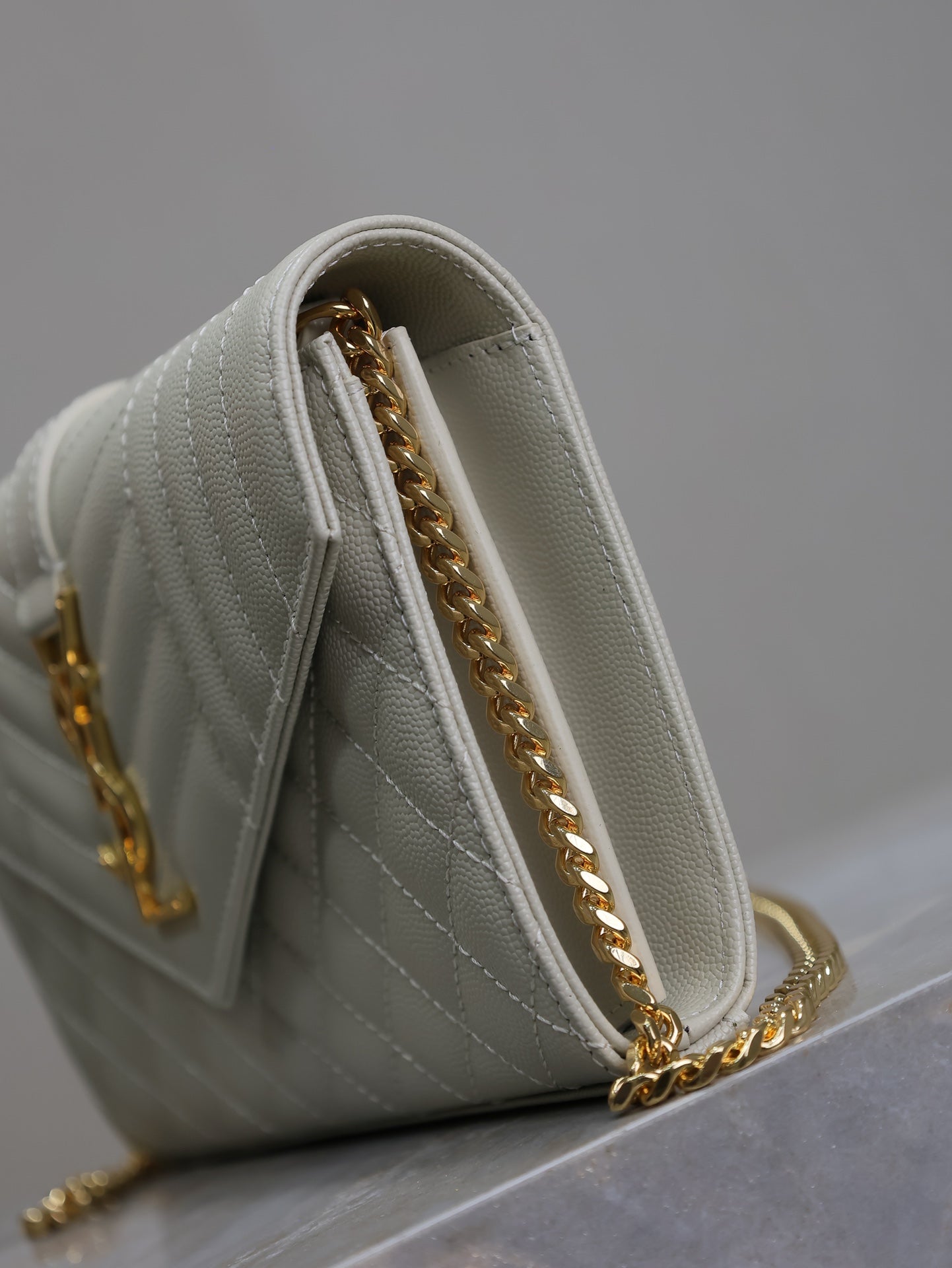 BOLSO DE CADENA CON SOBRE DE 22 EN PIEL DE CORDERO BLANCA CON HERRAJES DORADOS