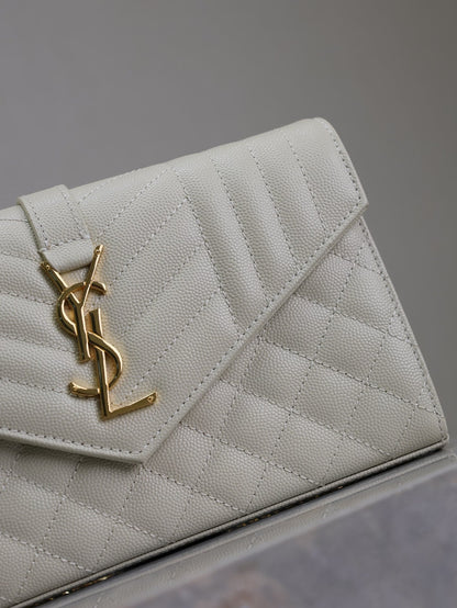 BOLSO DE CADENA CON SOBRE DE 22 EN PIEL DE CORDERO BLANCA CON HERRAJES DORADOS