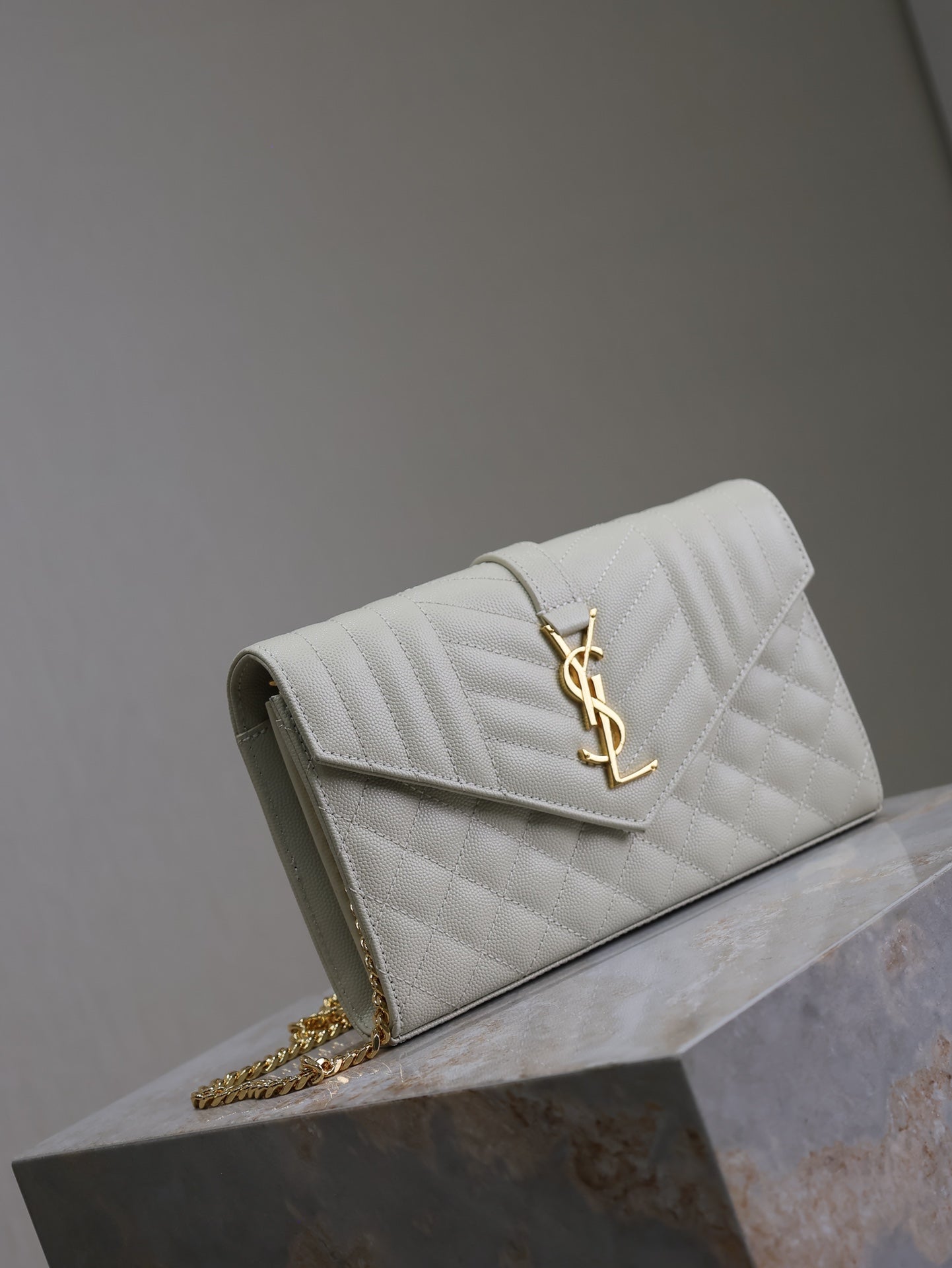 BOLSO DE CADENA CON SOBRE DE 22 EN PIEL DE CORDERO BLANCA CON HERRAJES DORADOS