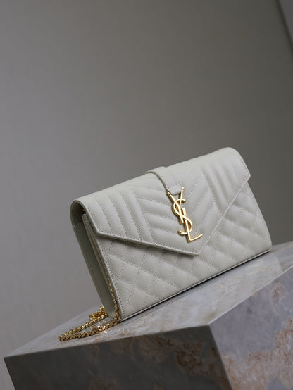BOLSO DE CADENA CON SOBRE DE 22 EN PIEL DE CORDERO BLANCA CON HERRAJES DORADOS