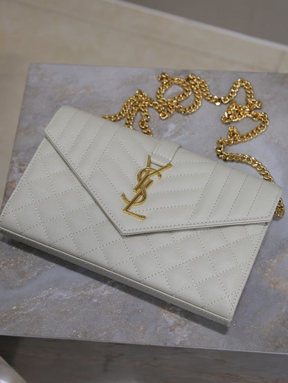 BOLSO DE CADENA CON SOBRE DE 22 EN PIEL DE CORDERO BLANCA CON HERRAJES DORADOS