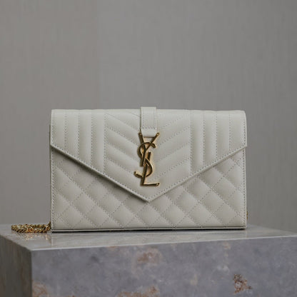 BOLSO DE CADENA CON SOBRE DE 22 EN PIEL DE CORDERO BLANCA CON HERRAJES DORADOS