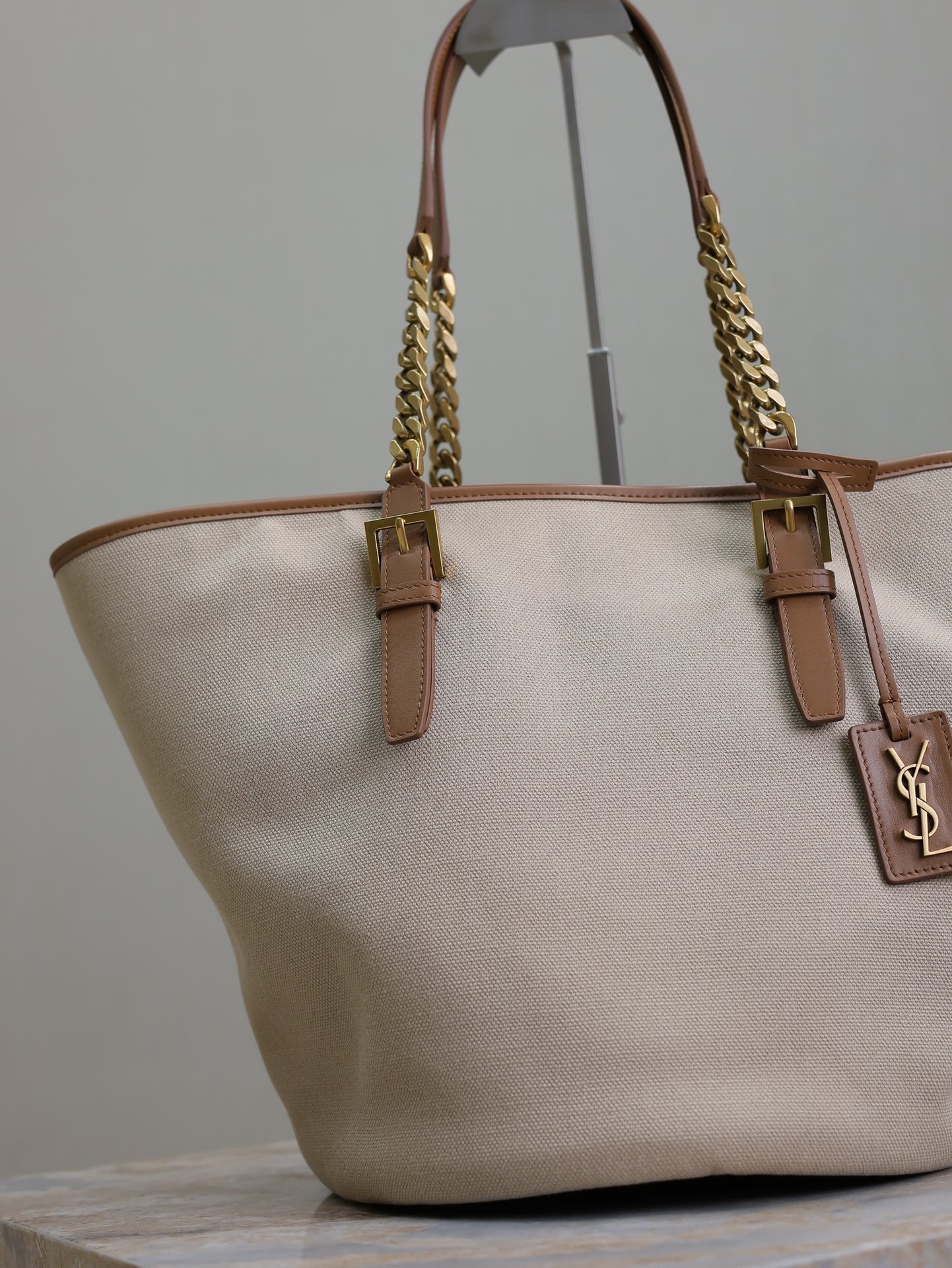 SAC CABAS 47 EN TOILE BLANCHE ET BORDURE EN CUIR MARRON, QUINCAILLERIE DORÉ