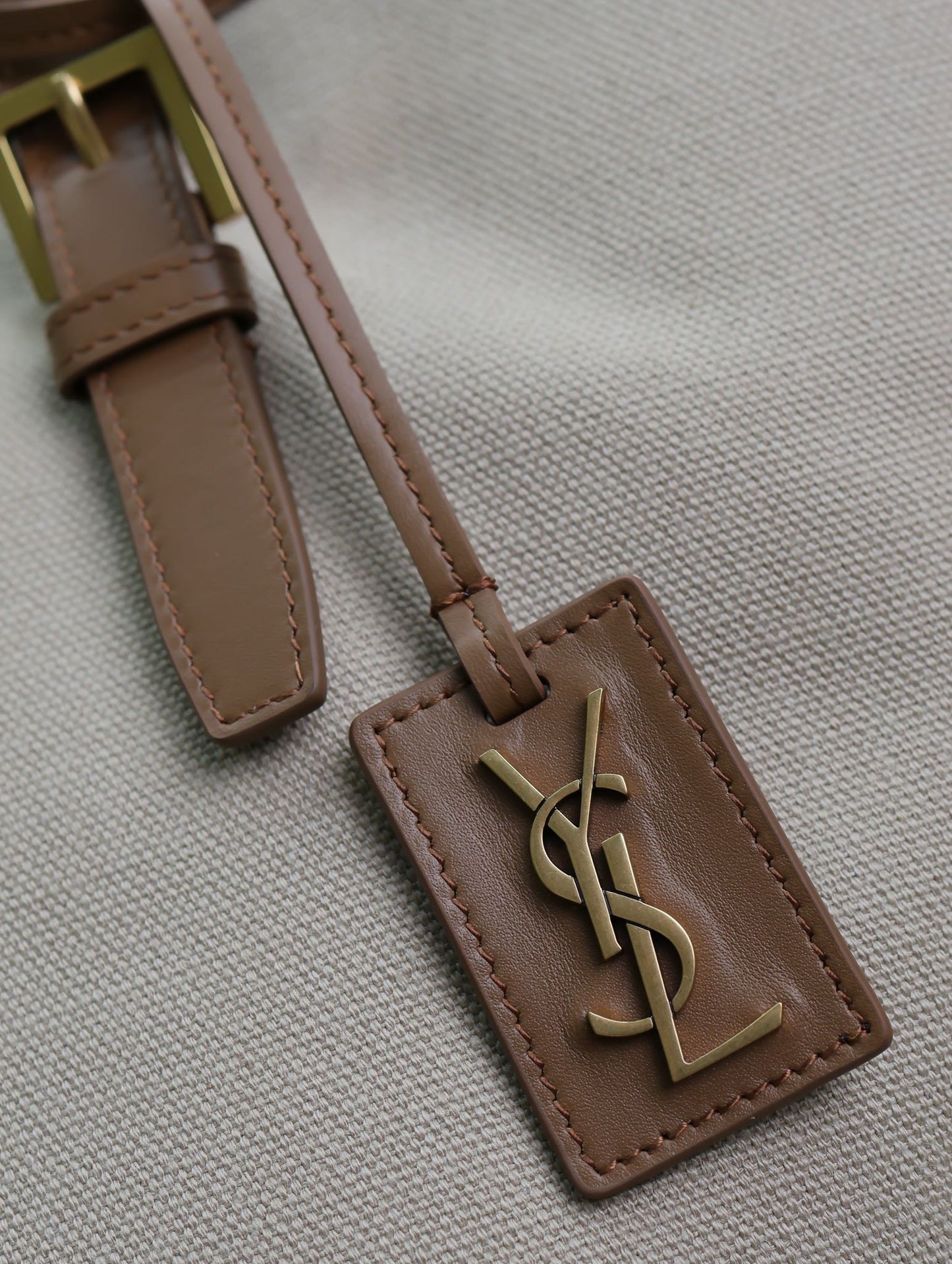 SAC CABAS 47 EN TOILE BLANCHE ET BORDURE EN CUIR MARRON, QUINCAILLERIE DORÉ