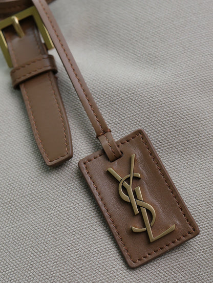 SAC CABAS 47 EN TOILE BLANCHE ET BORDURE EN CUIR MARRON, QUINCAILLERIE DORÉ