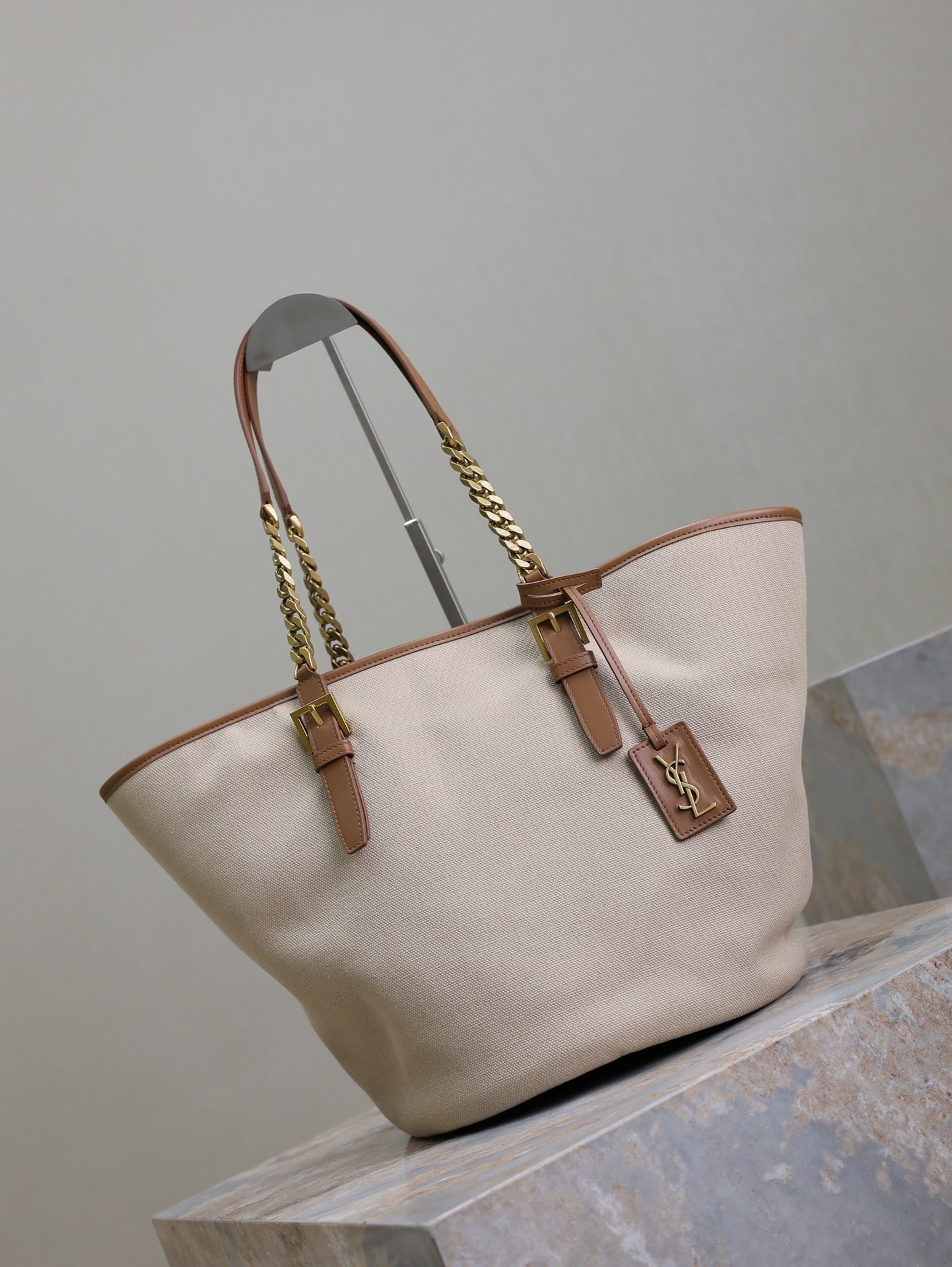 SAC CABAS 47 EN TOILE BLANCHE ET BORDURE EN CUIR MARRON, QUINCAILLERIE DORÉ
