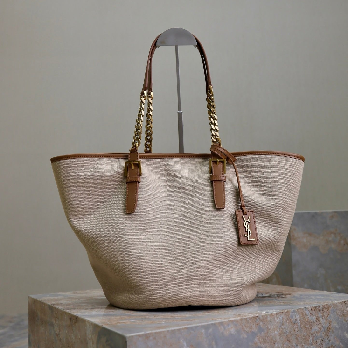 SAC CABAS 47 EN TOILE BLANCHE ET BORDURE EN CUIR MARRON, QUINCAILLERIE DORÉ