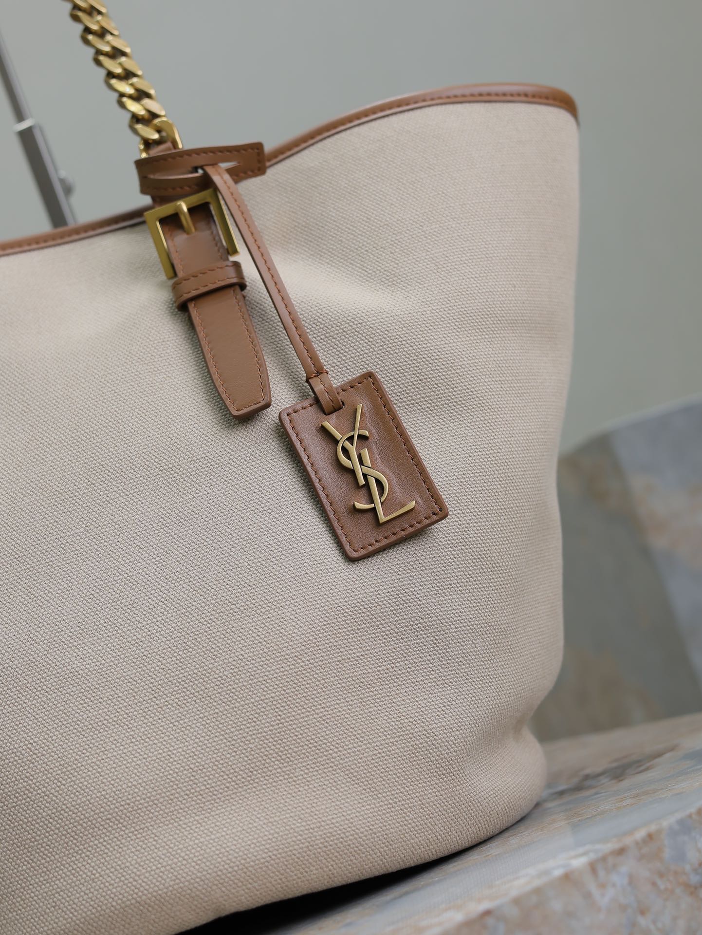 SAC CABAS 47 EN TOILE BLANCHE ET BORDURE EN CUIR MARRON, QUINCAILLERIE DORÉ
