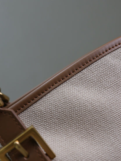 SAC CABAS 47 EN TOILE BLANCHE ET BORDURE EN CUIR MARRON, QUINCAILLERIE DORÉ