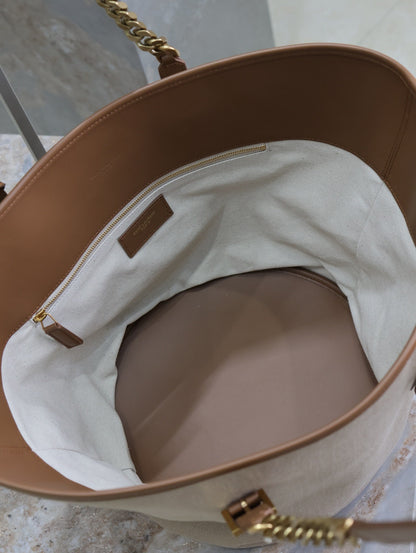 SAC CABAS 47 EN TOILE BLANCHE ET BORDURE EN CUIR MARRON, QUINCAILLERIE DORÉ