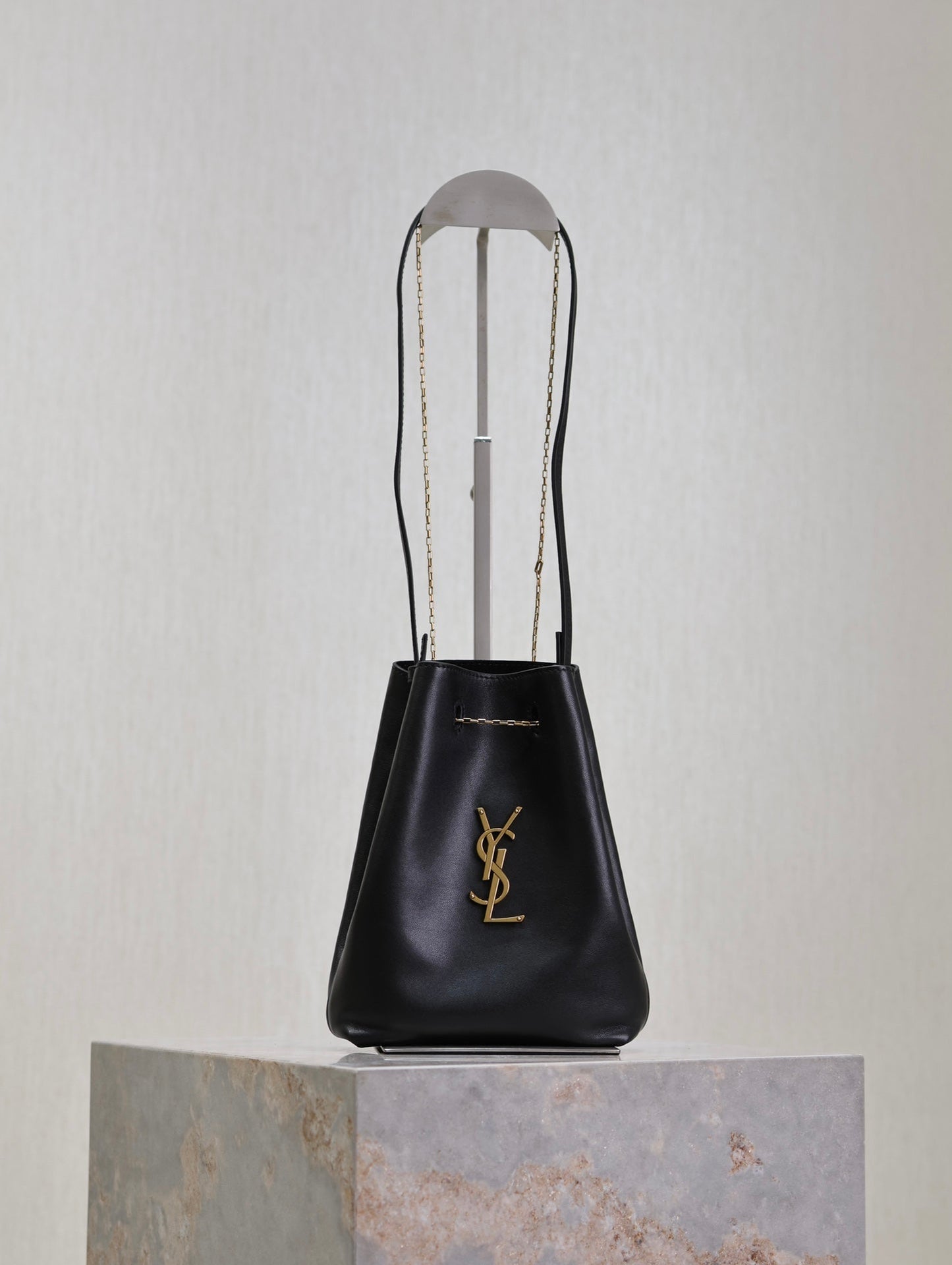 BOLSO POCHON BUCKET 20 EN PIEL DE CORDERO NEGRA CON HERRAJES DORADOS