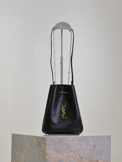 BOLSO POCHON BUCKET 20 EN PIEL DE CORDERO NEGRA CON HERRAJES DORADOS