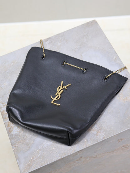 BOLSO POCHON BUCKET 20 EN PIEL DE CORDERO NEGRA CON HERRAJES DORADOS