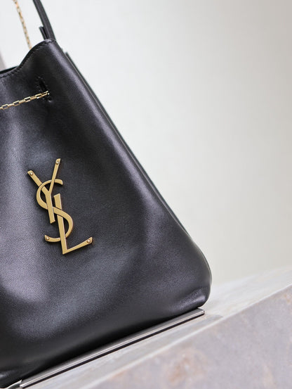 BOLSO POCHON BUCKET 20 EN PIEL DE CORDERO NEGRA CON HERRAJES DORADOS