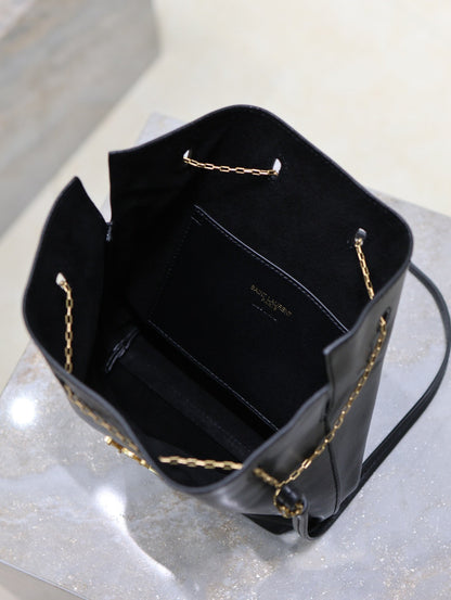 BOLSO POCHON BUCKET 20 EN PIEL DE CORDERO NEGRA CON HERRAJES DORADOS