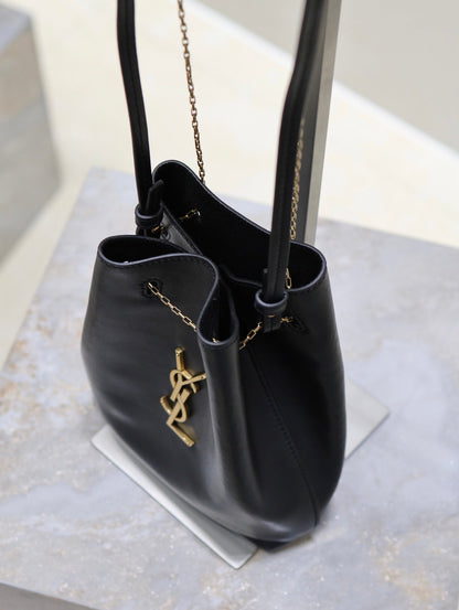 BOLSO POCHON BUCKET 20 EN PIEL DE CORDERO NEGRA CON HERRAJES DORADOS