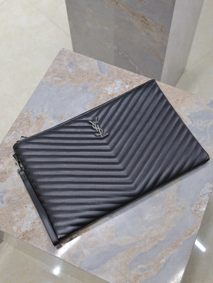 CLUTCH 36 IN BLACK QUILTED CALFSKIN SILVER BUCKLE