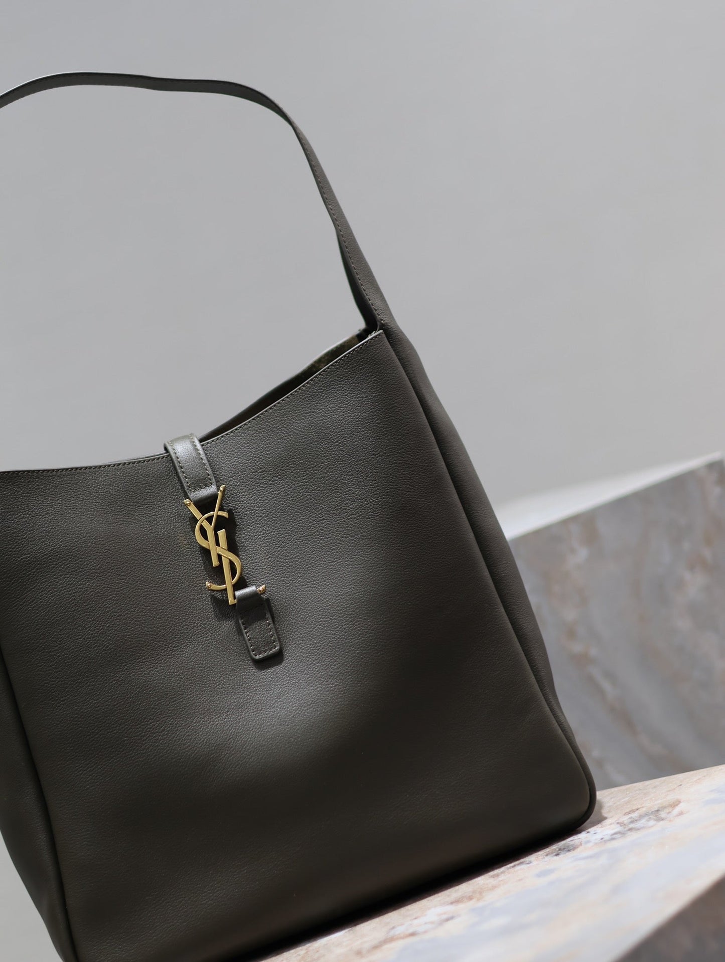 LE 5 À 7 GRAND SAC 31 EN AGNEAU VERT KAKI