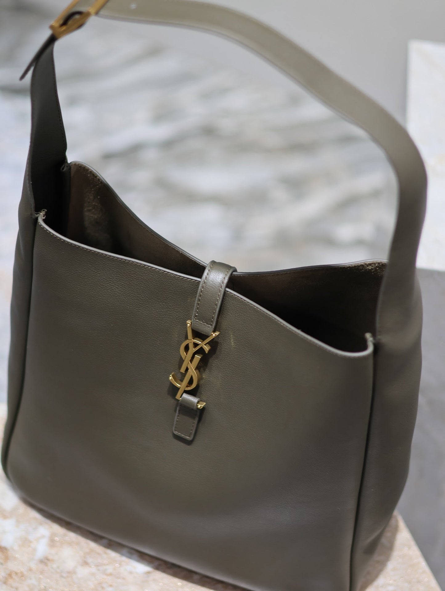 LE 5 À 7 GRAND SAC 31 EN AGNEAU VERT KAKI