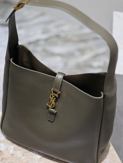 LE 5 À 7 GRAND SAC 31 EN AGNEAU VERT KAKI