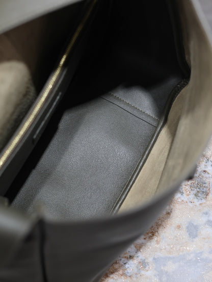 LE 5 À 7 GRAND SAC 31 EN AGNEAU VERT KAKI