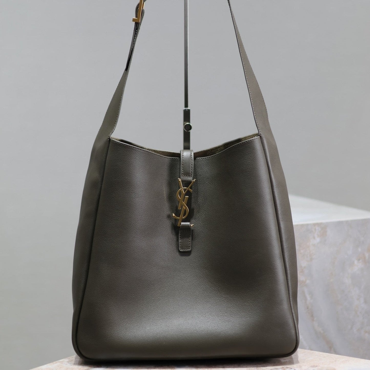 LE 5 À 7 GRAND SAC 31 EN AGNEAU VERT KAKI