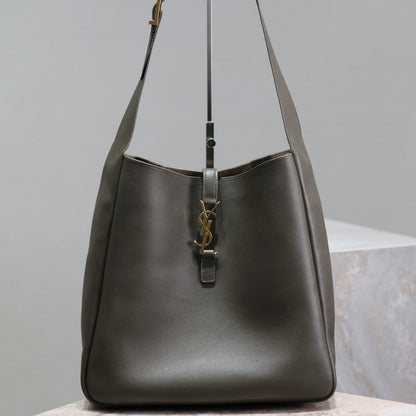 LE 5 À 7 GRAND SAC 31 EN AGNEAU VERT KAKI