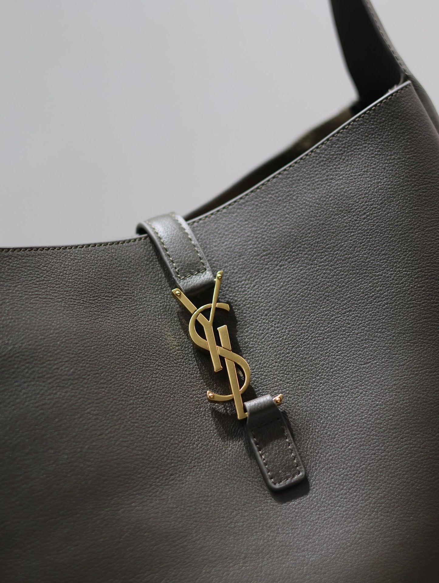 LE 5 À 7 GRAND SAC 31 EN AGNEAU VERT KAKI