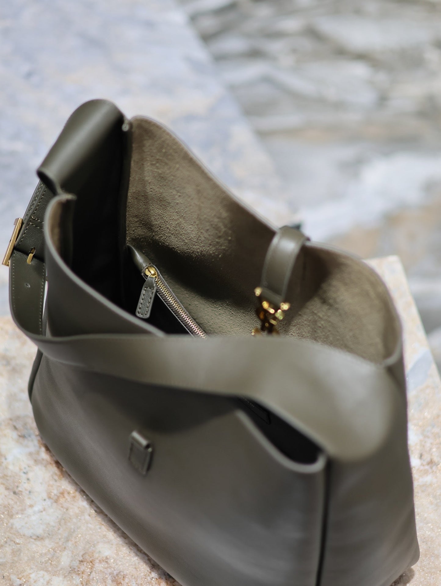 LE 5 À 7 GRAND SAC 31 EN AGNEAU VERT KAKI