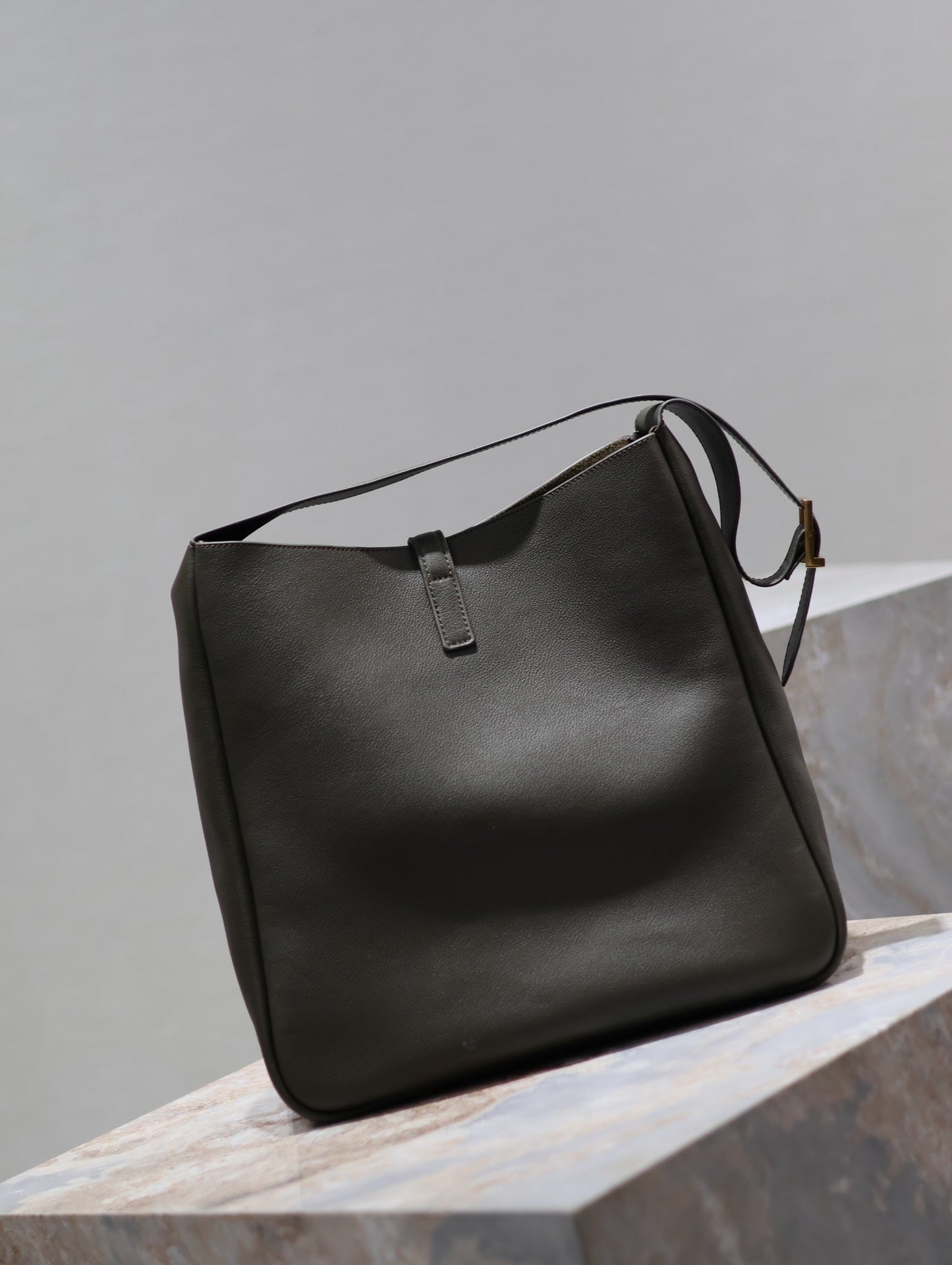 LE 5 À 7 GRAND SAC 31 EN AGNEAU VERT KAKI