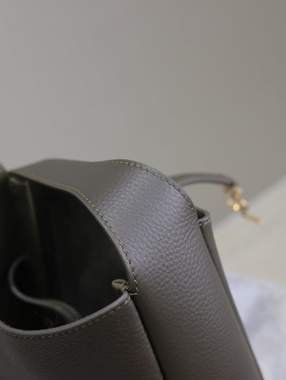 LE 5 À 7 MINI SAC 16 EN AGNEAU VERT KAKI