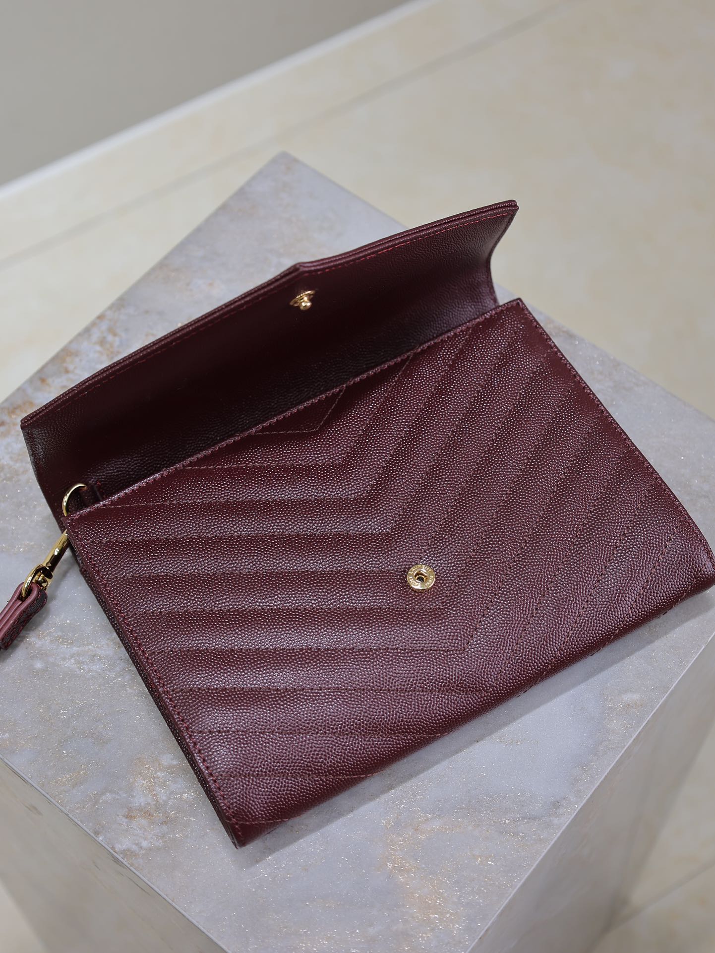 POCHETTE CASSANDRE 21 EN AGNEAU ROUGE BORDEAUX QUINCAILLERIE OR