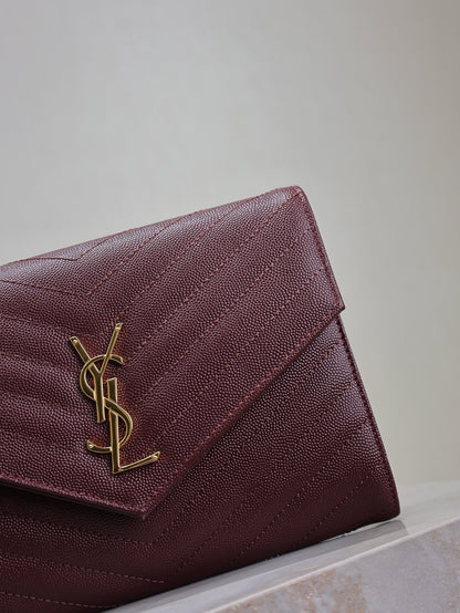 POCHETTE CASSANDRE 21 EN AGNEAU ROUGE BORDEAUX QUINCAILLERIE OR