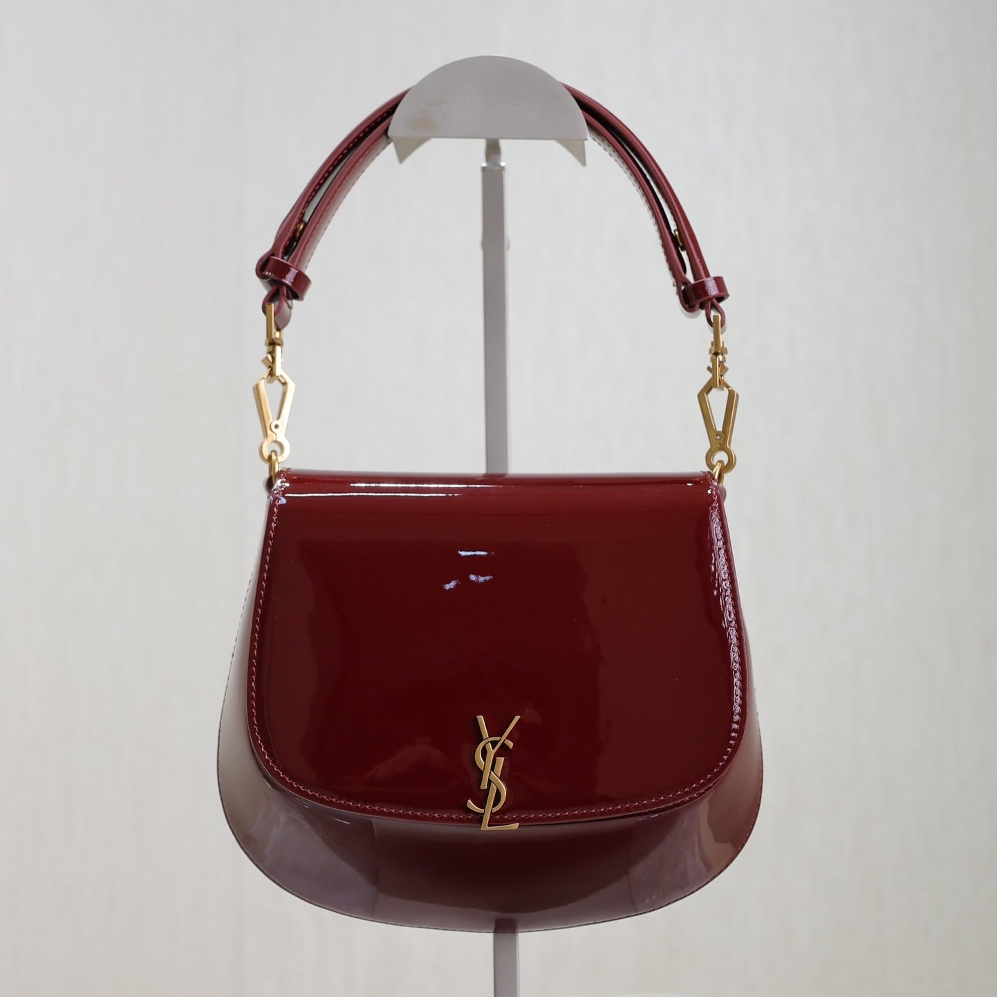 BOLSA DE ALFORJAS VOLTAIRE 21 EN PIEL DE BECERRO CHAROLADA ROJO BURDEOS