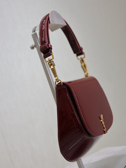 BOLSA DE ALFORJAS VOLTAIRE 21 EN PIEL DE BECERRO CHAROLADA ROJO BURDEOS