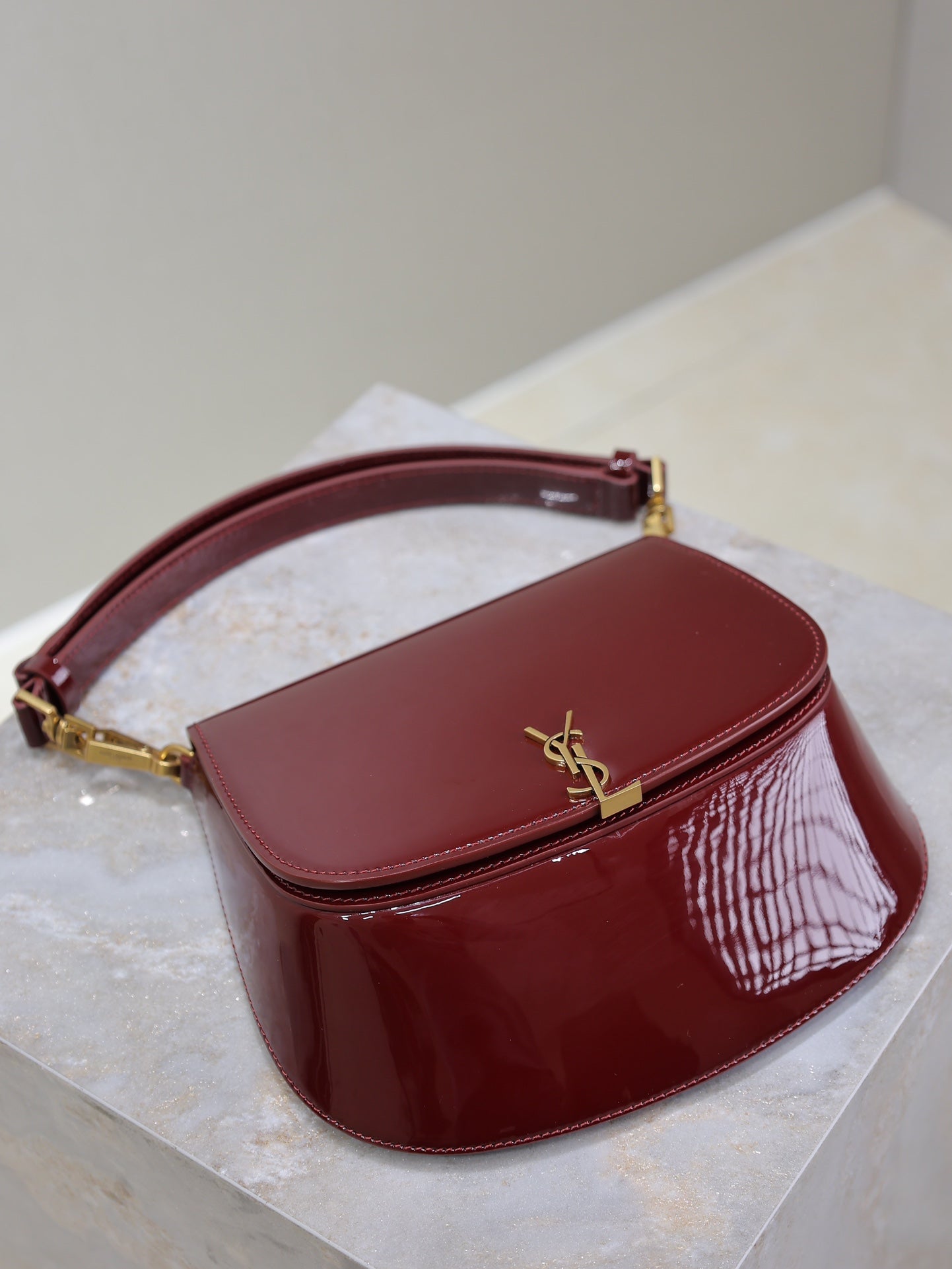 BOLSA DE ALFORJAS VOLTAIRE 21 EN PIEL DE BECERRO CHAROLADA ROJO BURDEOS