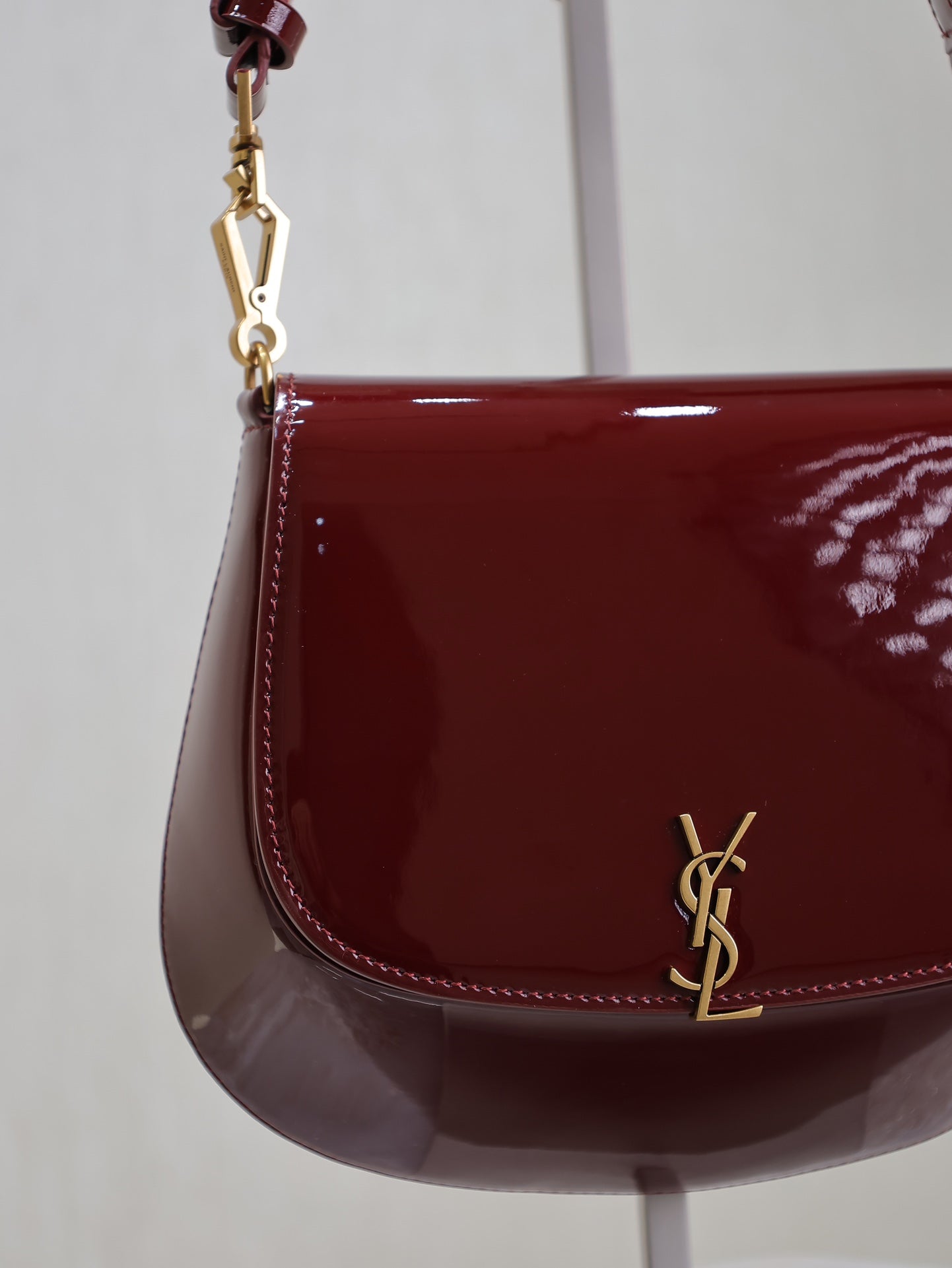 BOLSA DE ALFORJAS VOLTAIRE 21 EN PIEL DE BECERRO CHAROLADA ROJO BURDEOS