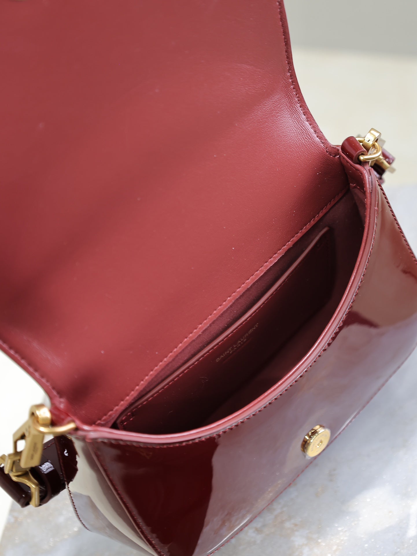 BOLSA DE ALFORJAS VOLTAIRE 21 EN PIEL DE BECERRO CHAROLADA ROJO BURDEOS