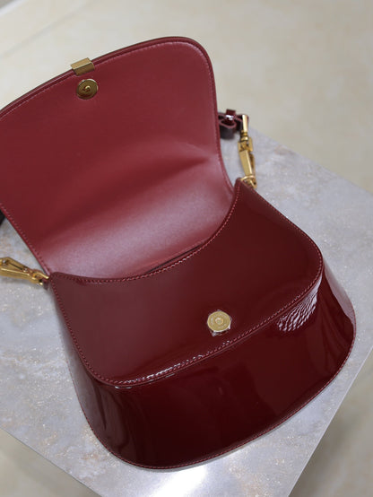 BOLSA DE ALFORJAS VOLTAIRE 21 EN PIEL DE BECERRO CHAROLADA ROJO BURDEOS