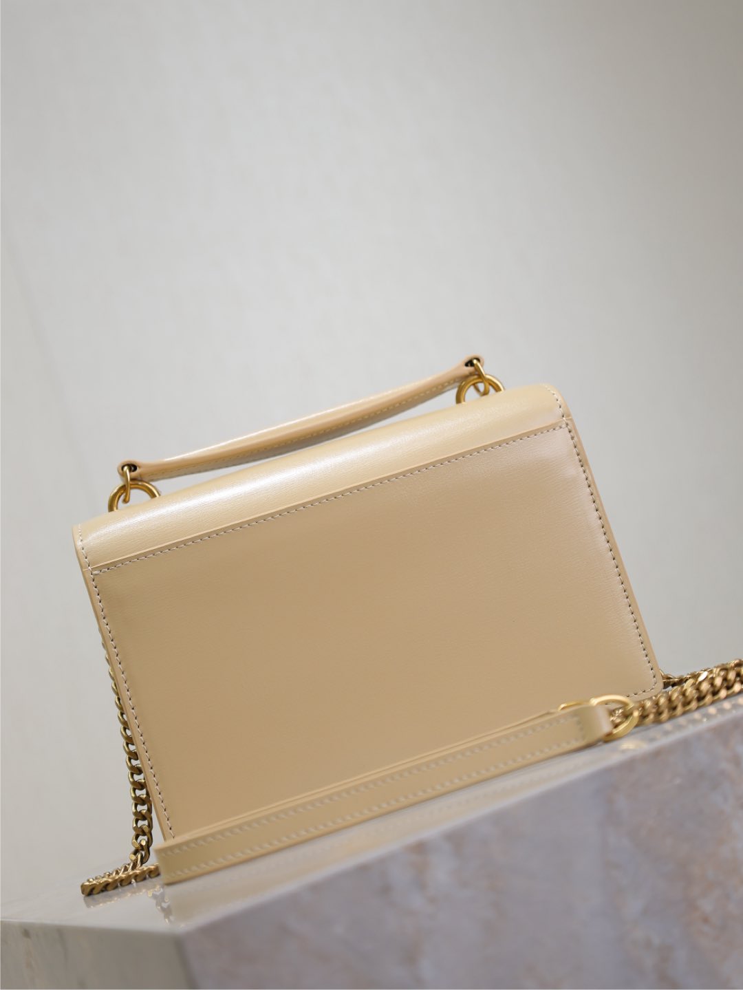 BOLSO PEQUEÑO SUNSET 19 EN PIEL DE BECERRO BEIGE CON HERRAJES DORADOS