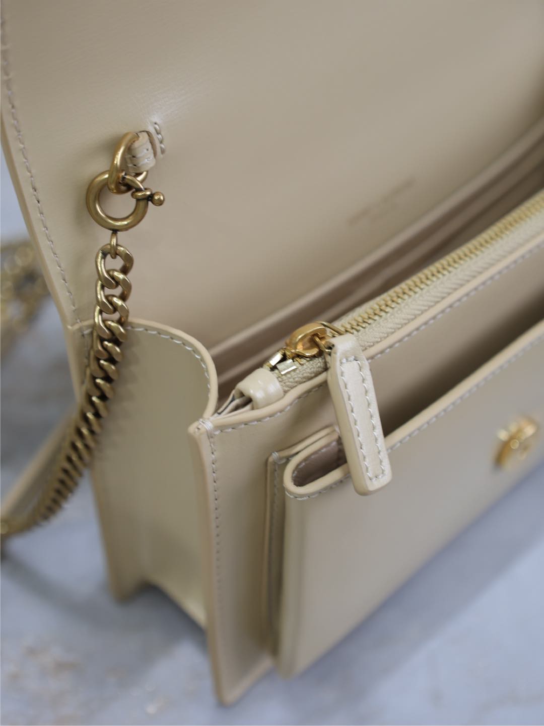 BOLSO PEQUEÑO SUNSET 19 EN PIEL DE BECERRO BEIGE CON HERRAJES DORADOS