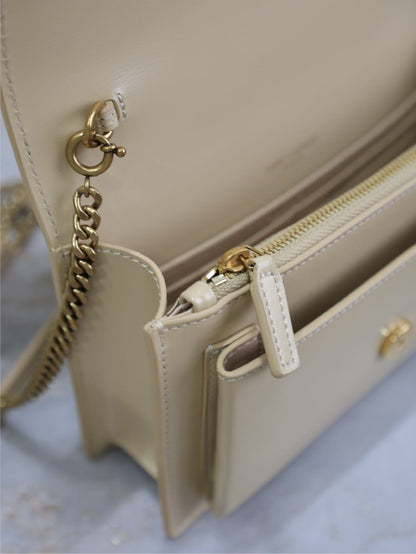 BOLSO PEQUEÑO SUNSET 19 EN PIEL DE BECERRO BEIGE CON HERRAJES DORADOS