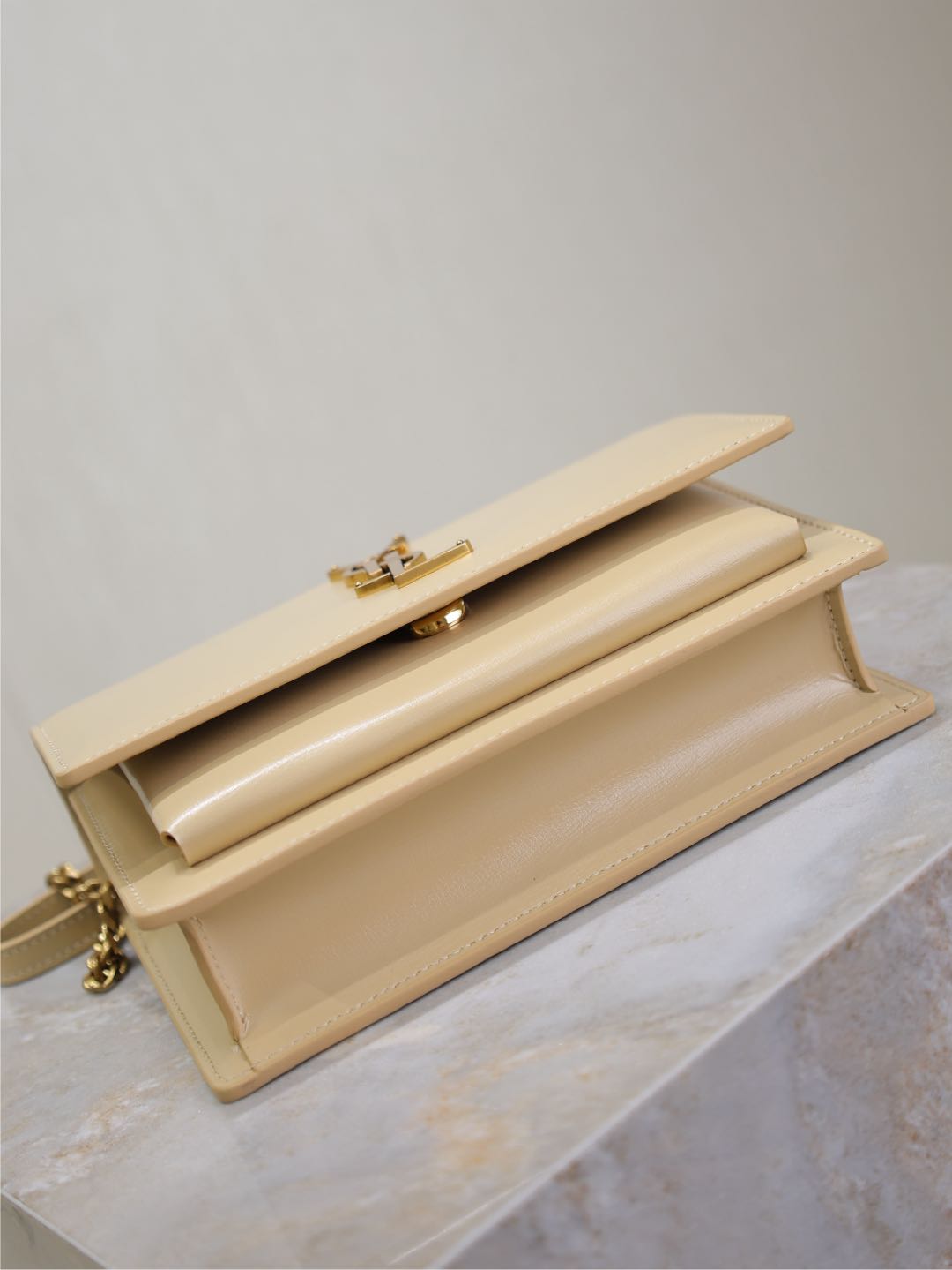 BOLSO PEQUEÑO SUNSET 19 EN PIEL DE BECERRO BEIGE CON HERRAJES DORADOS