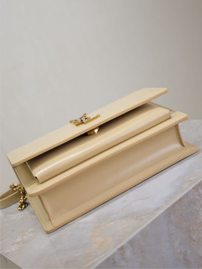 BOLSO PEQUEÑO SUNSET 19 EN PIEL DE BECERRO BEIGE CON HERRAJES DORADOS